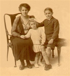 Photo:Mrs Drakes with son Richard and daughter Nora, about 1921