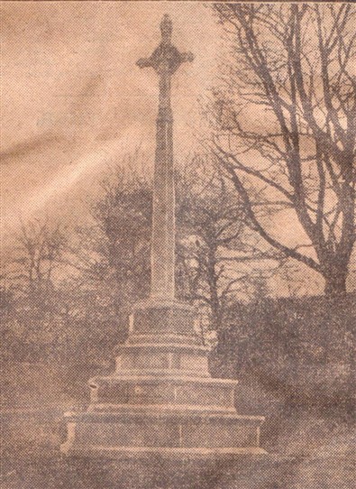 Photo:The war memorial on Burgae Green, photographed 1921
