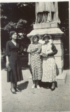Photo:Redmond's wife and daughters in Paris, 1933