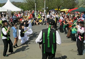 Photo:The audience at Ollerton's St George's Day Festival join in the last "Rattle Off" dance, with Malcolm Smith playing the melodeon in the foreground - April 25th 2010.