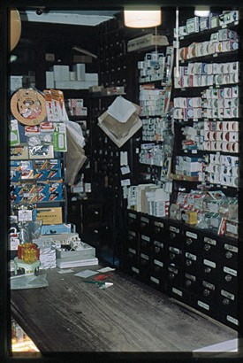 Photo:Interior of Applebee's, 1986