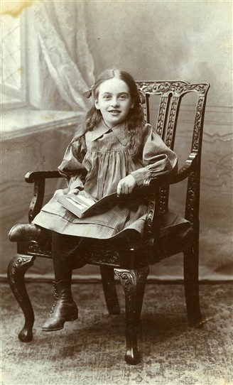 Photo:Elsie Smithson (aged 9) of Whitfield Street, Newark, photographed in 1911