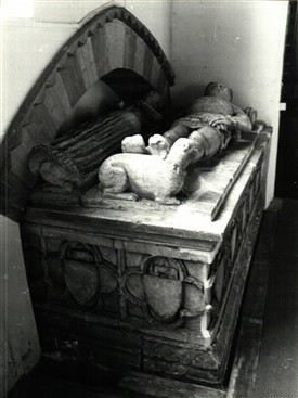 Photo:Hoveringham Church - Alabaster tomb of Sir Robert Goushill and his wife, Elizabeth Fitzalan