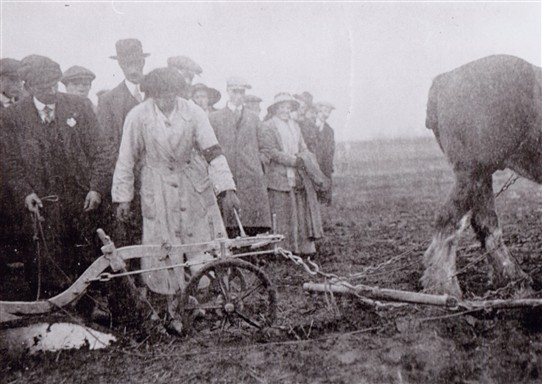 Photo:Miss May Bocock, WW1 land girl, at work on a farm at Collingham near Newark