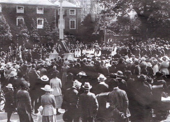 Photo:Dedication of the war memorial on Burgage Green, 1921