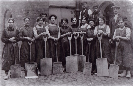 Photo:Women malsters again - with the large wooden turning shovels