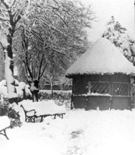 Photo:Summer House in Hall Park, west Bridgford, in 1947