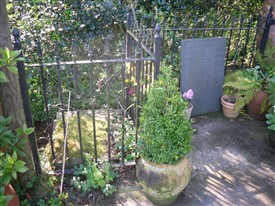 Photo:The well with plaque