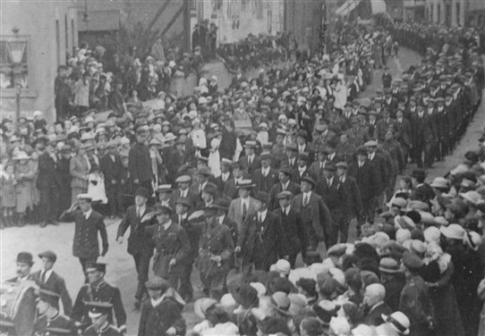 Photo:Parade of ex-army servicemen, Hucknall 1919