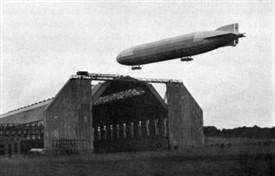 Photo:Zeppelin L-13 Naval Airship seen here at Friedrichshafen in 1915.