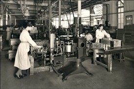 Photo:Players Cigarette factory workers
