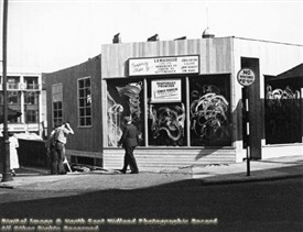 Photo:Temporary shops, Trinity Square, 1958